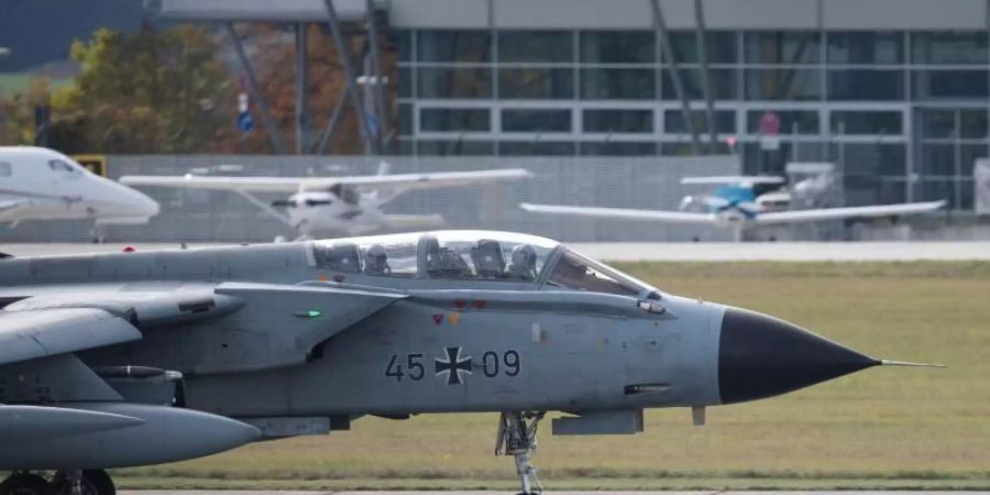 Ein Tornado-Kampfflugzeug landet auf dem Fliegerhorst in Rostock-Laage. Foto: Rainer Jensen/zb/dpa