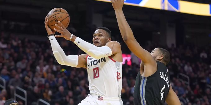 Omari Spellman (rechts, Golden State Warriros) versucht Russell Westbrook (links, Houston Rockets) am Wurf zu hindern.