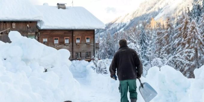 Wien - Ein Toter und mehrere Verletzte im Unwetter- und Schneechaos in Österreich