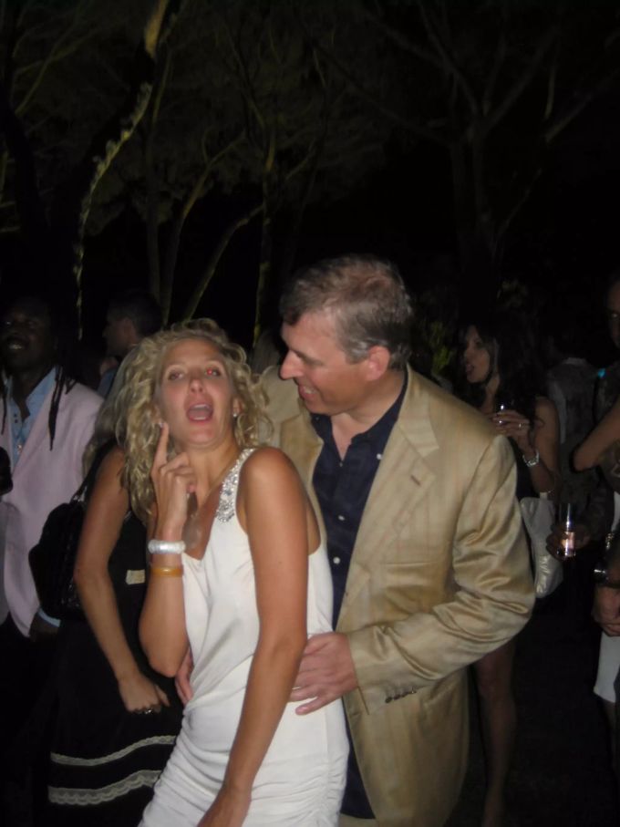 Prinz Andrew tanzt 2007 eng umschlungen mit Chris Von Aspen in Saint-Tropez. prinz andrew
