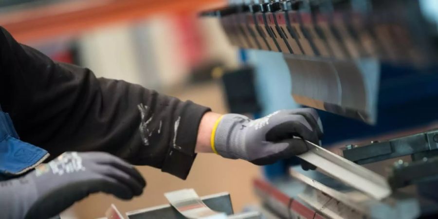 Arbeiter an einer Metallpresse