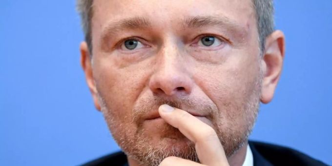 Er muss abwarten, ob seine Partei die 5-Prozent-Hürde in Thüringen wirklich geschafft hat: FDP-Chef Christian Lindner. Foto: Britta Pedersen/dpa-Zentralbild/dpa fdp thüringen