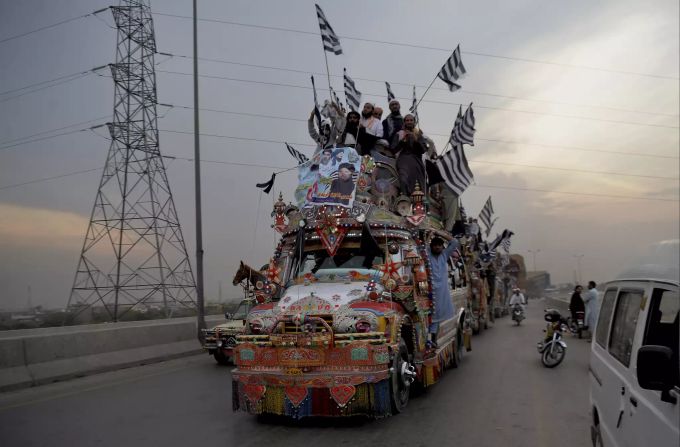 Unterstützer von Maulana Fazlur Rehman, Chef der Partei Jamiat Ulema-e-Islam, reisen nach Islamabad um an der Demonstration gegen die Regierung teilzunehmen. demonstration Islamabad