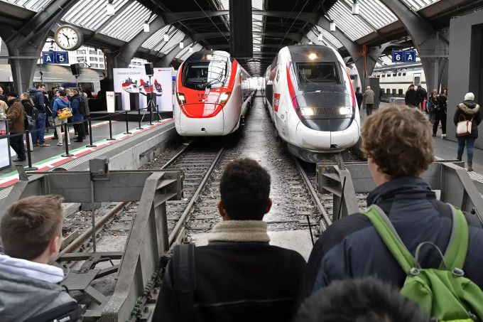 Ein Giruno (l.) und ein TGV-Doppelstockzug (r.) im Zürcher Hauptbahnhof am Samstag, 23. November 2019. Giruno