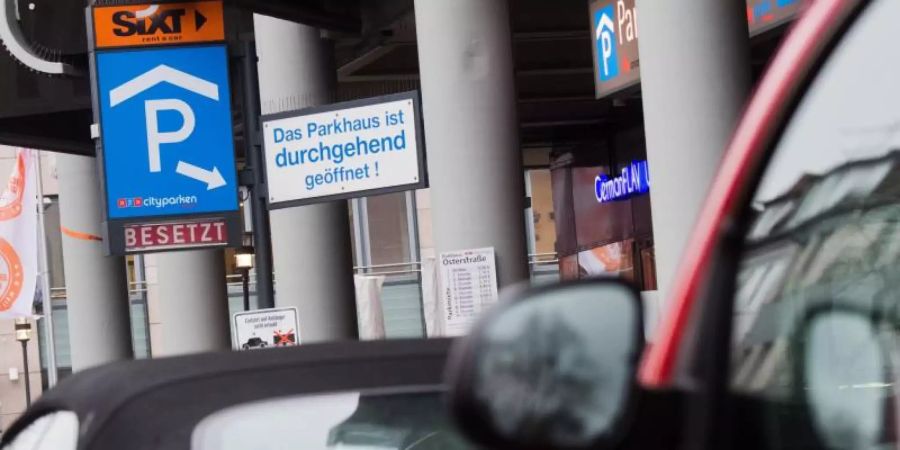 Die Parkplatzsuche wird vor allem in Grossstädten immer schwerer. Foto: Julian Stratenschulte/dpa