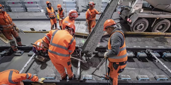 Endausbau des zweispurigen Eppenbergtunnels auf der SBB-Strecke Olten-Aarau: Die Schwellen mit den Gleisen werden millimetergenau einbetoniert. bahnstrecke olten?aarau