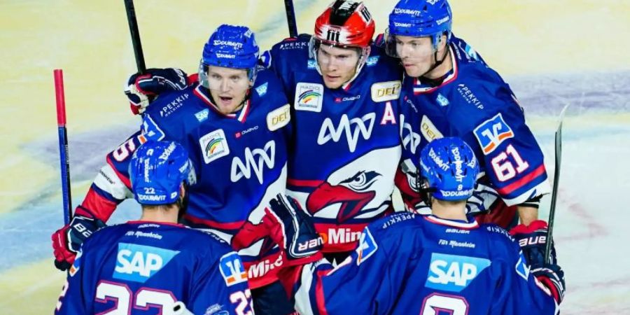 Adler Mannheim zieht als Tabellenführer ins Achtelfinale der Champions Hockey League ein. Foto: Uwe Anspach/dpa