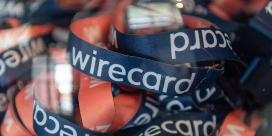 Umhängebändchen mit der Aufschrift «wirecard» bei der Hauptversammlung 2019. Foto: Peter Kneffel/dpa