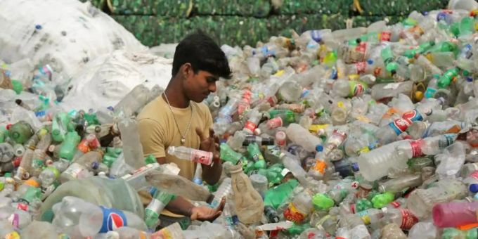 Ein Arbeiter sortiert Plastikflaschen, bevor sie in einer industriellen Anlage am Stadtrand recycelt werden. Indiens Premierminister Modi hat dem Einwegplastik den Kampf angesagt. Foto: Channi Anand/AP/dpa Ein Arbeiter sortiert Plastikflaschen, bevor sie in einer industriellen Anlage am Stadtrand recycelt werden. Indiens Premierminister Modi hat dem Einwegplastik den Kampf angesagt. Foto: Channi Anand/AP/dpa