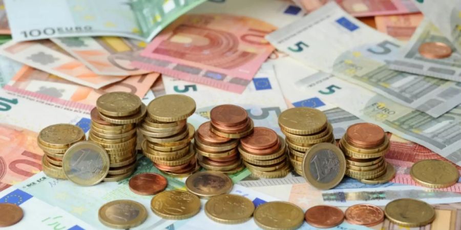 Geldmünzen und Geldscheine