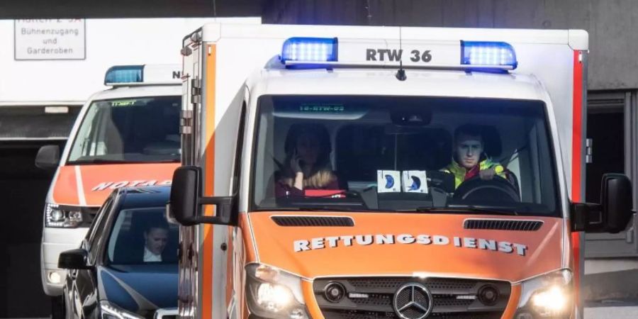 Mit dem Rettungswagen abtransportiert: Altmaier ist nach seiner Auftaktrede beim Digital-Gipfel in Dortmund beim Gang von der Bühne gestürzt. Foto: Bernd Thissen/dpa