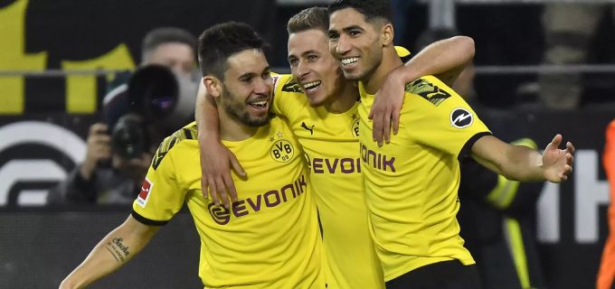 Thorgan Hazard (Mitte) feiert mit Raphael Guerreiro (links) und Achraf Hakimi (rechts, alle BVB). BVB