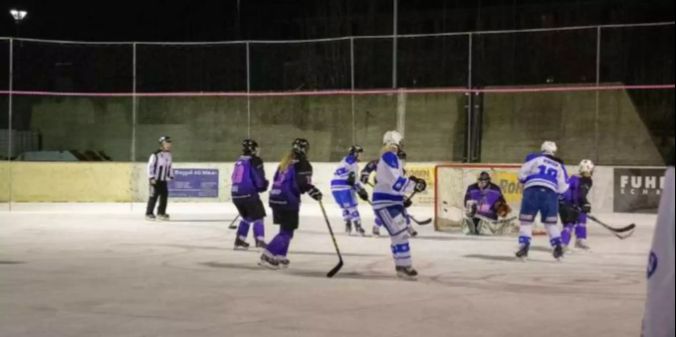 Der Puck kommt dem Tor der EHC-Schwarzenburg-Ladies gefährlich nahe.