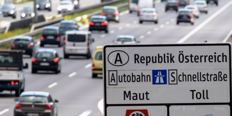 Ein Verkehrsschild weist auf der Autobahn 8 in Richtung Österreich auf die in Österreich geltende Maut auf Schnellstrassen und Autobahnen hin. Foto: Matthias Balk/dpa