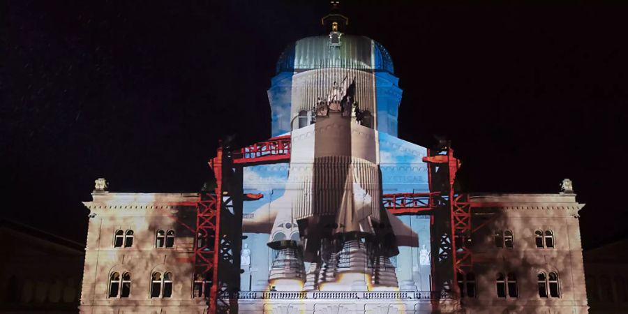 Das Lichtspektakel «Rendez-vous Bundesplatz» projizierte dieses Jahr Bilder der Mondlandung vor fünfzig Jahren an die Fassade des Bundeshauses. Über 550'000 Menschen sahen sich die Vorführungen an. (Archivbild)