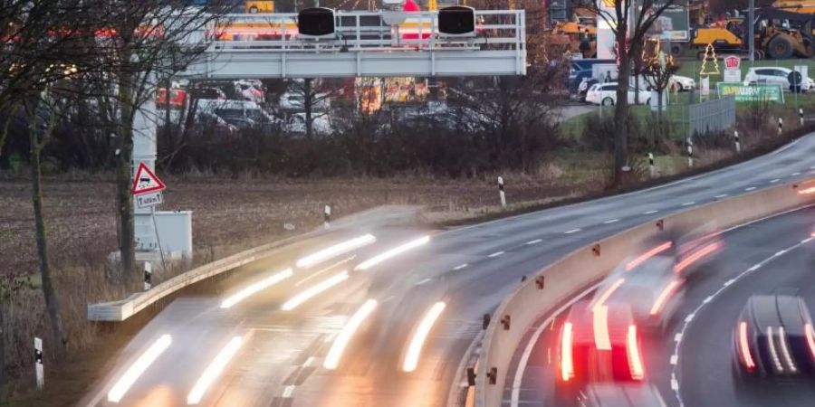 Die Pilotanlage bei Laatzen misst die Durchschnittsgeschwindigkeit auf einer rund zwei Kilometer langen Strecke - nicht an nur einer Stelle. Dafür werden kurzfristig die Kennzeichen aller Autos erfasst. Foto: Julian Stratenschulte/dpa