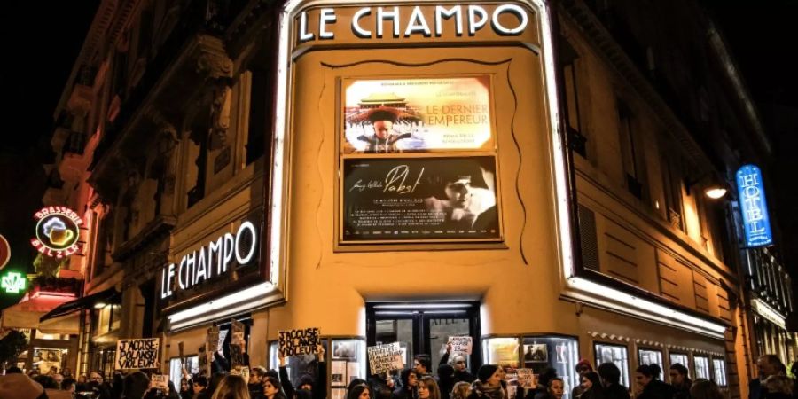 «Polanski Vergewaltiger» steht auf einem Plakat vor einem Pariser Kino