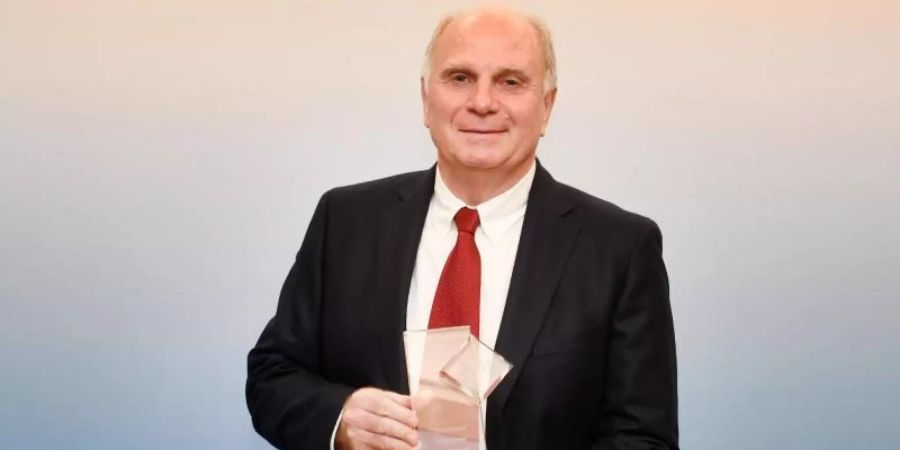 Uli Hoeness posiert bei der Verleihung des BLSV-Ehrenamtspreises mit dem Sonderpreis für soziales Engagement. Foto: Tobias Hase/dpa