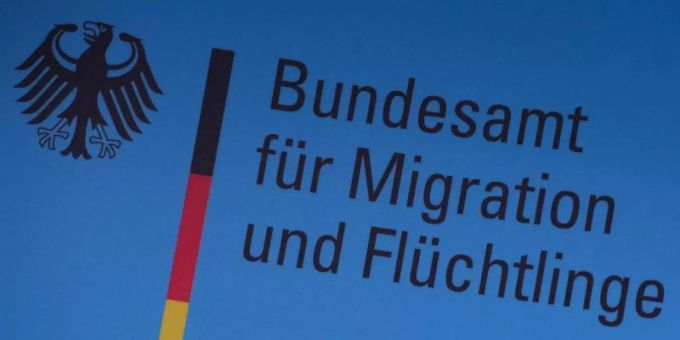 Berlin - Bamf hat über 90.000 Flüchtlinge zur Befragung einbestellt