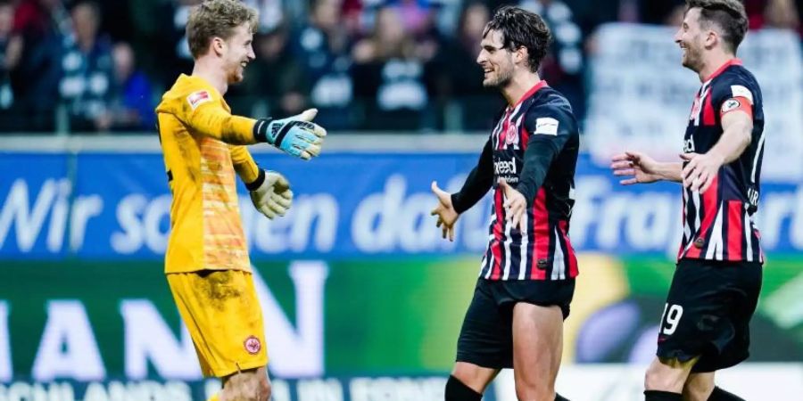 Gefeierter Mann beim Sieg gegen Leverkusen: Eintracht-Keeper Frederik Rönnow. Foto: Uwe Anspach/dpa