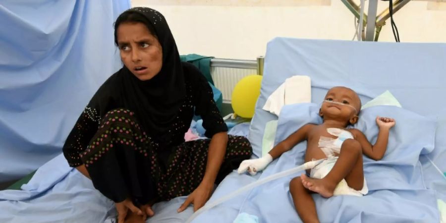 Behandlung eines achtmonatigen Rohingya-Flüchtlinsjungen mit Lungenentzündung