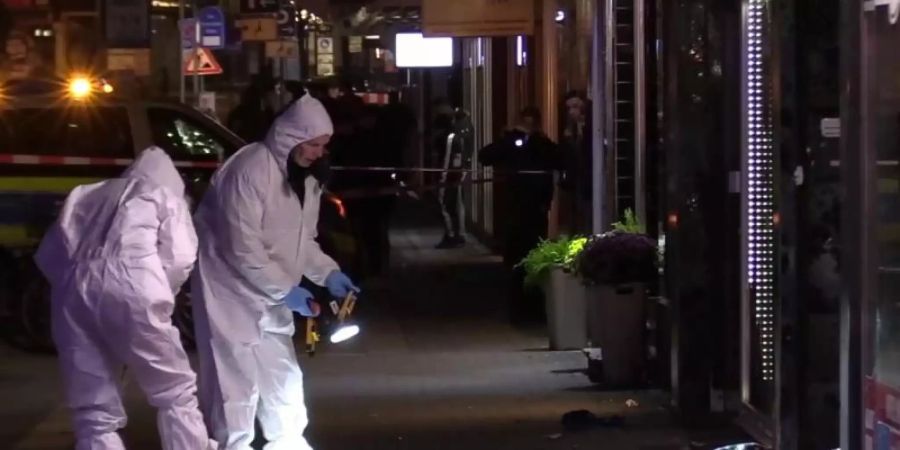 Beamte der Spurensicherung arbeiten vor einem Kiosk in Moers. Foto: Tnn/dpa-Zentralbild/dpa