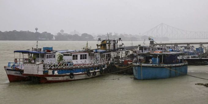 Boote und Fähren in Kolkata, Indien, nachdem die Fährdienste aufgrund des Zyklons «Bulbul» eingestellt wurden. Bulbul