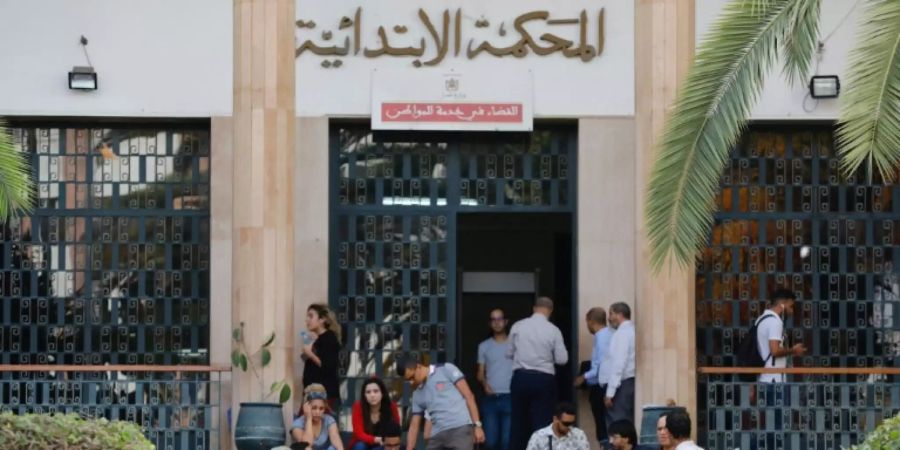 Angehörige vor dem Gerichtsgebäude in Rabat