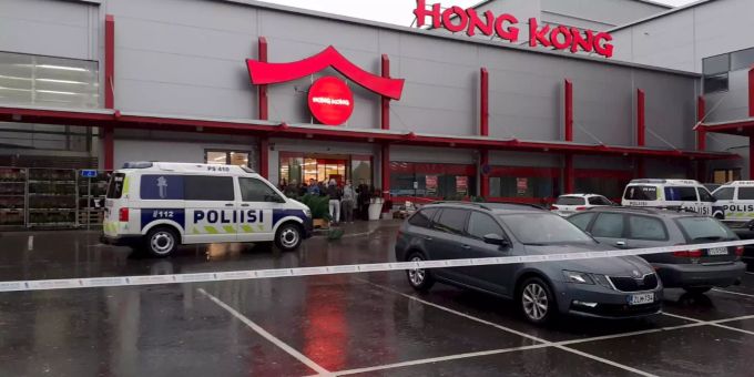 Ein Polizeifahrzeug steht vor einem Einkaufzentrum. Bei einem gewalttätigen Vorfall in einer in einem Einkaufszentrum liegenden Berufsschule hat es einen Toten gegeben. Gewalttat in Finnland