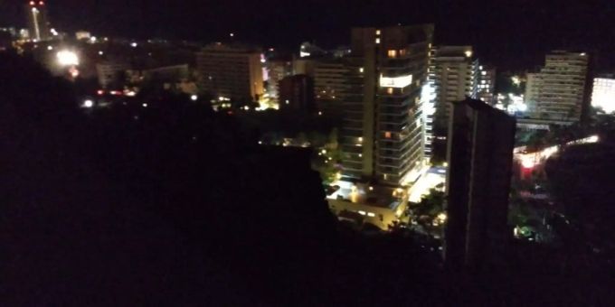 In Teneriffa ist der Strom ausgefallen. Auf dem Bild ist gut zu sehen, wer ein Notstromaggregat besitzt und wer nicht. teneriffa