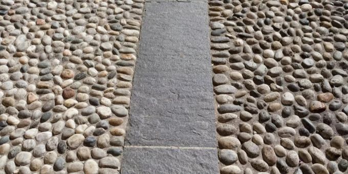 Die Pflasterung der Berner Rathausgasse beginnt. (Symbolbild) Rathausgasse