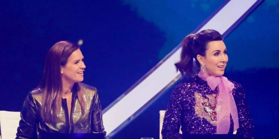Katarina Witt (l) und Judith Williams sitzen in der Jury von «Dancing on Ice». Die SAT.1-Show erreichte moderate Quoten. Foto: Rolf Vennenbernd/dpa