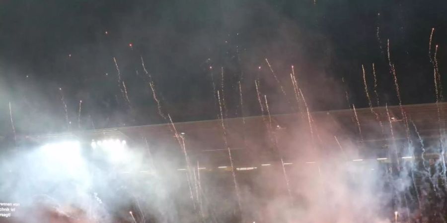 Beim Derby zwischen dem FC St. Pauli und dem Hamburger SV zündeten die Fans Pyrotechnik. Foto: Christian Charisius/dpa