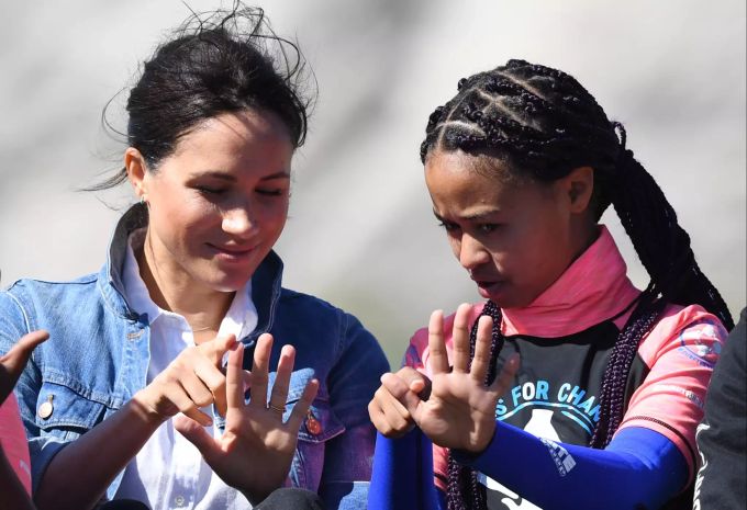 Meghan verzichtet in Afrika auf ihren Verlobungsring. meghan markle