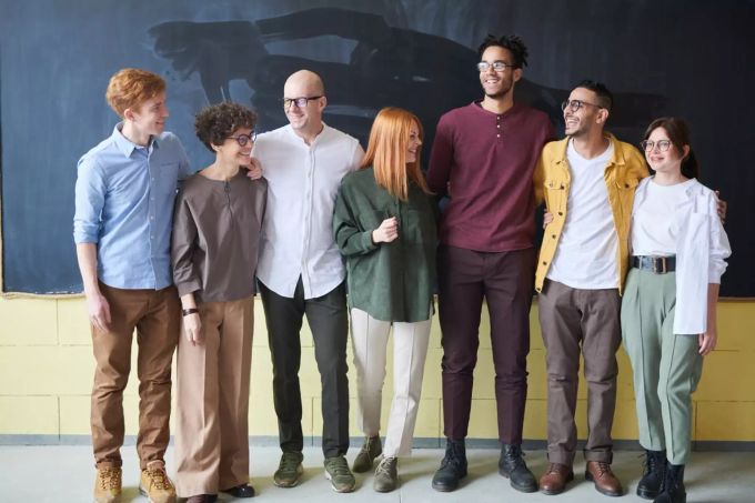 Freundschaften zwischen Mann und Frau können sehr bereichernd sein. Eine Gruppe von Freunden