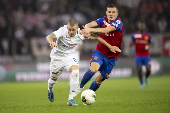 Marco Schönbächler (links, FCZ) fightet mit Taulant Xhaka (FCB) um den Ball. FCZ FCB