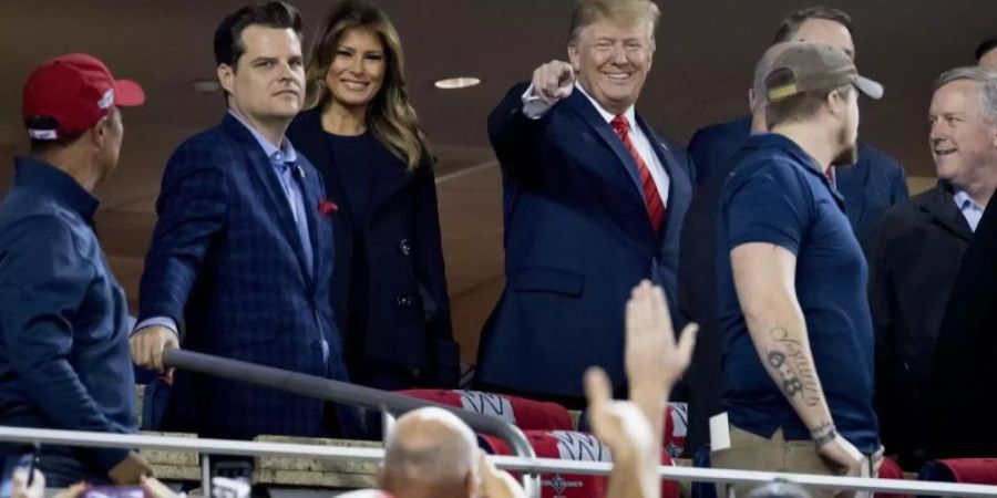 Ehrengäste: Donald Trump (M) und Frau Melania (3.v.l) beim Baseball in Washington. Foto: Andrew Harnik/AP/dpa
