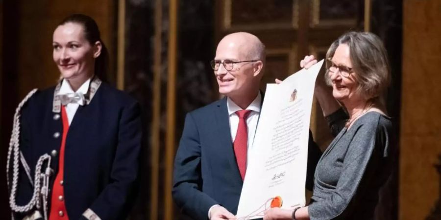 Strahlende Gesichter: Kirsten Boie und Peter Tschentscher, Erster Bürgermeister von Hamburg. Foto: Daniel Reinhardt/dpa