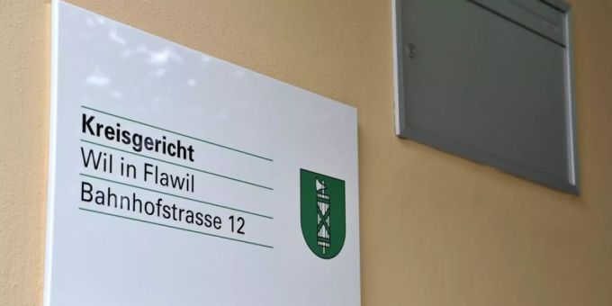 Das Kreisgericht Wil in Flawil SG hat einen 47-jährigen Mann, der im Mai 2018 seine Ehefrau tötete, zu einer Freiheitsstrafe von 12,5 Jahren verurteilt, aufgeschoben zu Gunsten einer stationären Massnahme. Das Kreisgericht Wil in Flawil SG hat einen 47-jährigen Mann, der im Mai 2018 seine Ehefrau tötete, zu einer Freiheitsstrafe von 12,5 Jahren verurteilt, aufgeschoben zu Gunsten einer stationären Massnahme.