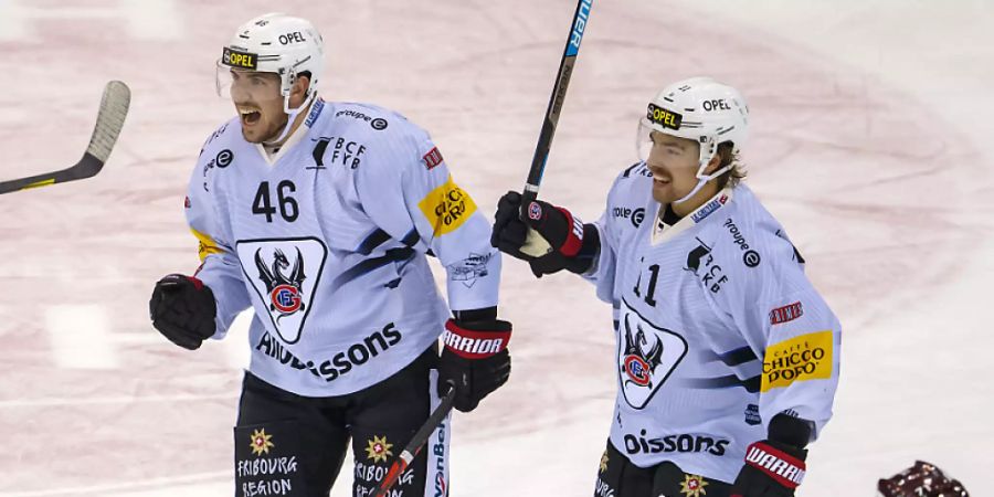 Fribourgs Lukas Lhotak (rechts) jubelt nächste Saison für Rapperswil-Jona