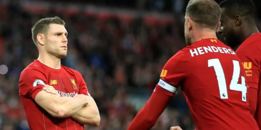 Liverpools James Milner (l) bejubelt sein Elfmetertor zum 2:1 in der Nachspielzeit. Foto: Peter Byrne/PA Wire/dpa