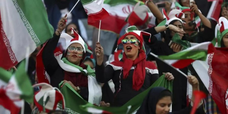 Iranische Frauen feiern auf der Tribüne im Asadi Stadion in Teheran den 14:0-Sieg ihrer Mannschaft. Foto: Vahid Salemi/AP/dpa