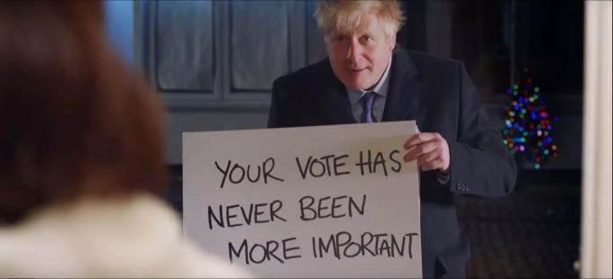 Boris Johnson hält in einem Wahlwerbespot der Konservativen ein Schild mit der Aufschrift «Your vote has never been more important» («Ihre Stimme war noch nie so wichtig»). Wahlkampf in Grossbritannien - Boris Johnson