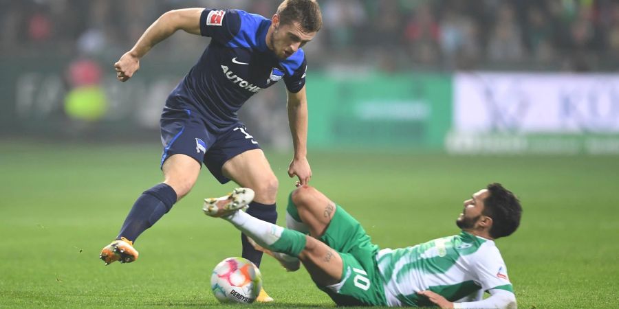 Werders Leonardo Bittencourt (r) kommt beim Kampf um den Ball gegen Herthas Jonjoe Kenny zu Fall.