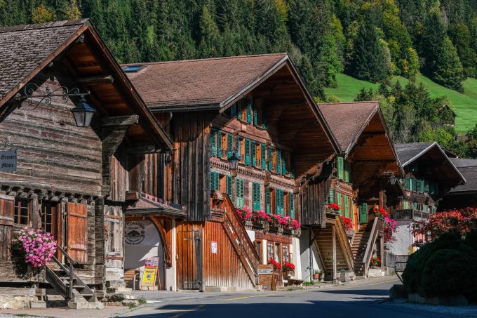 Chalet mit geschnitzen Fassaden und Blumenschmuck. Chalet