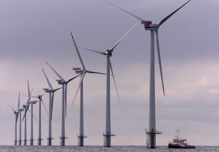 Ein Schiff passiert eine Windfarm vor der Küste Dänemarks bei Blavandshuk. Dänemark bekommt für seine Bemühungen im Kampf gegen den Klimawandel die Bestnote.