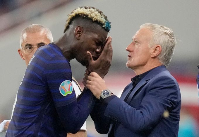 Frankreichs Paul Pogba (l) spricht mit Nationaltrainer Didier Deschamps. Vadim Ghirda/Pool AP/dpa Pogba und Deschamps