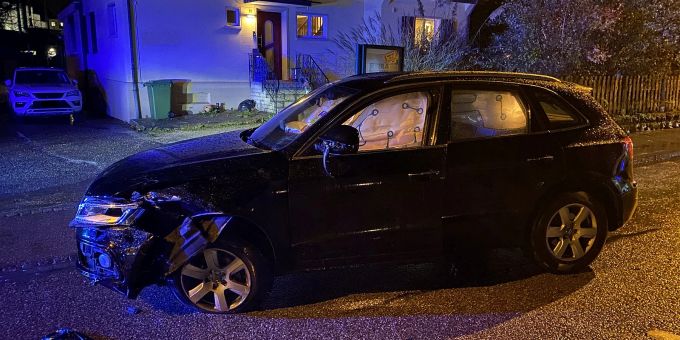 Laufen BL: Motorrad kollidiert frontal mit einem Personenwagen Laufen BL: Motorrad kollidiert frontal mit einem Personenwagen