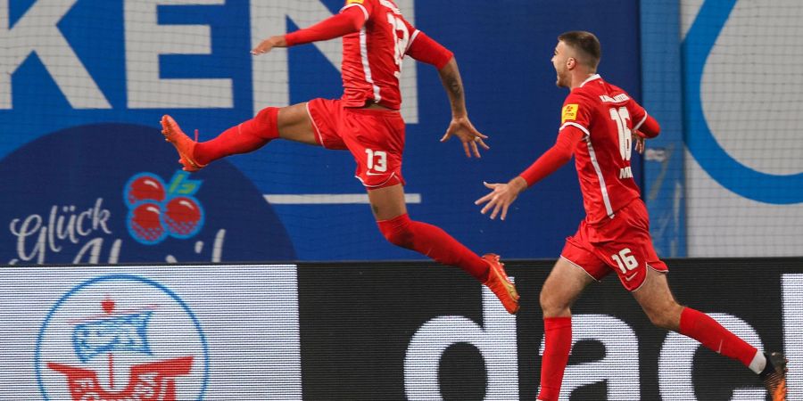 Wurde nach seinem zweiten Treffer gegen Rostock aus dem Hansa-Block laut rassistisch beleidigt: Lautern-Torschütze Terrence Boyd (l).