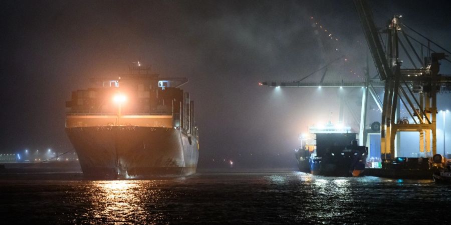 Das Containerschiff «Cosco Pride» beim Anlegemanöver am Container-Terminal Tollerort im Morgennebel.